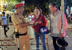 Đắk Lắk: Cán bộ CSGT nhặt được ví tiền trả lại cho người dân
