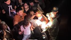Khoảng 100.000 người dự lễ hội ánh sáng, người phụ nữ mang thai ngất xỉu giữa "biển người"