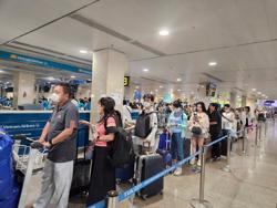 Vé máy bay dịp lễ 30-4 cao chót vót, nhiều người tính toán đổi kế hoạch