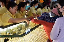 Giá vàng miếng SJC, vàng nhẫn rơi thẳng đứng, nhiều người lỗ nặng