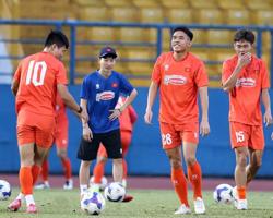Gia cố bộ khung tuyển Việt Nam