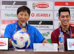 HLV Kim Sang-sik muốn thắng đậm, HLV Lào nghĩ khác