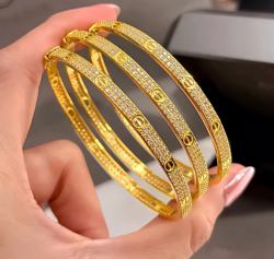 Giữa lúc giá vàng cao chót vót nhiều người tìm mua trang sức giá rẻ