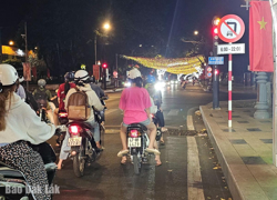 Để xe mô tô hai bánh được rẽ phải khi đèn đỏ