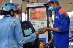 Bất ngờ khi giá xăng sinh học E5 không rẻ hơn nhiều so với xăng khoáng