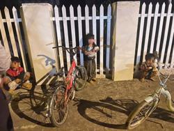 Xúc động câu chuyện 3 cháu nhỏ đạp xe gần 50km tìm cha