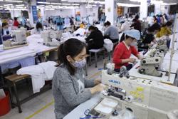 Người lao động mong mỏi tăng lương