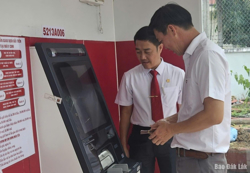 Agribank Chi nhánh huyện Buôn Đôn đưa máy CDM vào phục vụ khách hàng