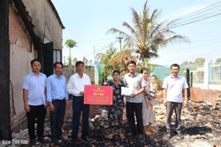 Hỗ trợ gia đình ở xã Dray Sáp bị hoả hoạn xây dựng lại nhà ở