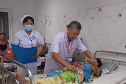 Hàng trăm người gãy tay chân, chấn thương sọ não do té ngã khi hái tiêu