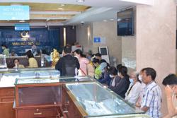Xếp hàng để bán vàng khi giá vượt 106 triệu đồng/lượng