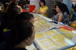 Giá vàng hôm nay 15-4: Sụt giảm rất mạnh