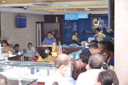 Giá vàng miếng SJC nhảy vọt lên 111 triệu đồng/lượng, người dân lại xếp hàng mua vào