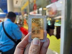 Nhiều cửa hàng giảm mạnh giá bán vàng miếng SJC