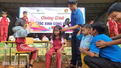 Thầy giáo trẻ hết lòng vì học trò nghèo