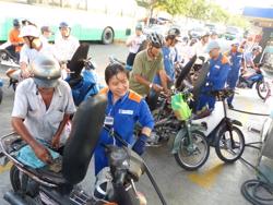 Giá xăng tăng mạnh, vượt 19.000 đồng/lít