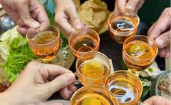 Nỗi lo ngộ độc rượu trong mùa cao điểm du lịch