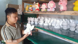 Thu nhập khá từ nghề đúc tượng thạch cao