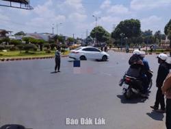 Xe mô tô va chạm với xe đầu kéo: Người phụ nữ tử vong thương tâm