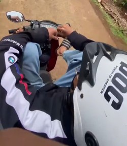 Xác minh thiếu niên lái xe máy bằng chân