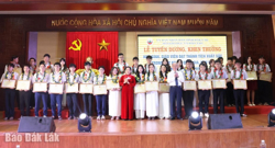 Tuyên dương học sinh, giáo viên đạt thành tích xuất sắc trong các kỳ thi quốc gia và khu vực