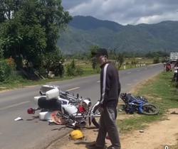 Thanh niên chạy xe máy không đội mũ bảo hiểm, lấn làn tông vào xe CSGT