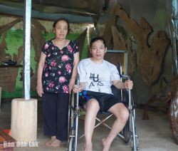 Thanh niên bị liệt nửa người cần giúp đỡ