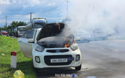 Xe tập lái đang lưu thông bất ngờ bốc cháy