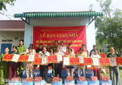 Huyện Krông Pắc: Bàn giao 16 căn nhà tình nghĩa cho hộ nghèo, hộ cận nghèo xã Ea Yiêng