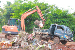 Dọn dẹp rác thải tại các dự án đầu tư hạ tầng thu tiền sử dụng đất