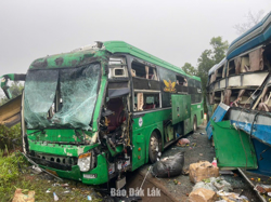 Hai xe khách va chạm: 3 người bị thương