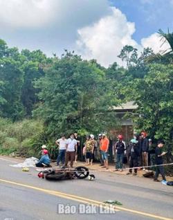 Xe máy va chạm với xe khách: Một người tử vong