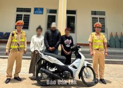 Lập biên bản xử lý nam thanh niên chạy xe máy bốc đầu