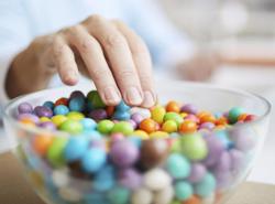 Chất tạo trắng trong bánh kẹo có thể gây rối loạn đường huyết