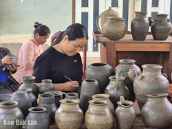 "Khoác áo mới" cho gốm M'nông