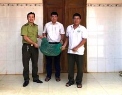 Trăn gấm quý hiếm nặng 21kg bò vào nhà dân trong đêm