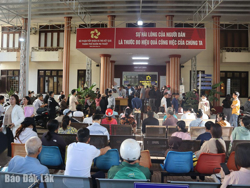 Người dân ồ ạt đi làm thủ tục: Bộ phận một cửa quá tải