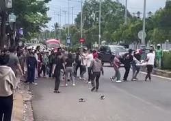 Đánh nhau náo loạn trước cổng bệnh viện, 1 người được... khiêng vào viện