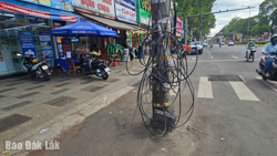 Cần sớm di dời trụ điện án ngữ dưới lòng đường