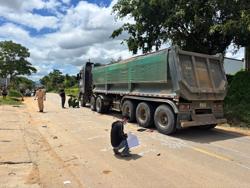 Tai nạn giữa xe đạp điện và đầu kéo, 2 em nhỏ tử vong