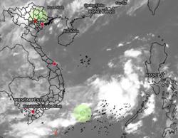 Áp thấp trên Biển Đông gây mưa dông, sóng lớn