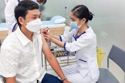 Nguy cơ mất thính lực vĩnh viễn vì thói quen tắm khuya