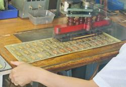 Vì sao giá vàng trong nước neo cao bất thường?