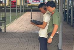 Công an rà sóng lạ để tránh xâm nhập khu vực thi tốt nghiệp THPT