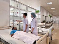 Cấp cứu 8 người ngộ độc sau khi ăn lẩu