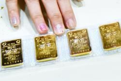 Giá vàng miếng SJC, vàng nhẫn lại ngược dòng thế giới