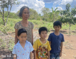 Xót thương hoàn cảnh bà nội già yếu và ba đứa trẻ bơ vơ