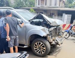 Người dân bắt giữ tài xế xe bán tải gây tai nạn liên hoàn rồi chạy khỏi hiện trường