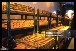 Đề xuất cho doanh nghiệp, ngân hàng thuê gia công vàng miếng ở nước ngoài