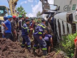 Nghẹt thở giải cứu phụ xe mắc kẹt trong xe bồn